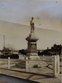 Photograph, Soldiers’ Memorial World War 1 in Main Street