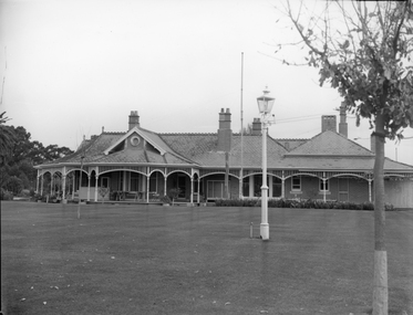 Photograph, “Swinton” Homestead in Glenorchy with alight pole and flagpole on the front lawn, 1913 approx