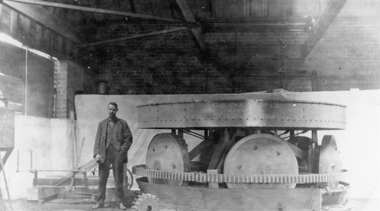Photograph, Mr Robert Gray at Kays Foundry in Wimmera Street