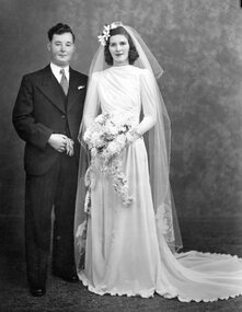 Photograph, Mr Ron Gray & Mrs Freda Gray nee Unknown – Wedding photograph 1944