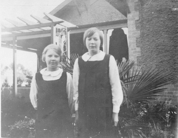 Photograph, Miss Jean & Winifred Langsford in tunic style dresses
