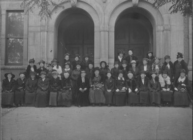 Photograph, “Home to Stawell” with a group of people at the Town Hall 1922