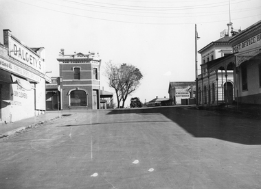 Photograph, Wimmera Street looking North from Florence Street across Main Street with Dalgety's on the Left 1947, Post Office and Post Office Hotel on right