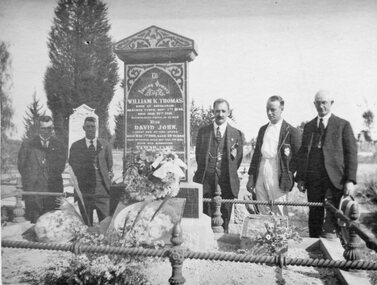 Photograph, Grave of Mr William K. Thomas at the Stawell Cemetery -- Grave number 2689 c1930's
