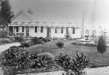 Photograph, Mr. Edmund Craigie Grant's home in Darlington Road Stawell