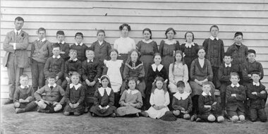 Photograph, Wallaloo Primary School with named pupils & the Teacher Mr Russell c1911