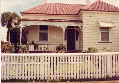Photograph, 19 Campbell Street Stawell -- weatherboard house c1985-1986