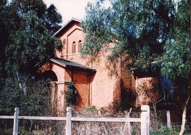 Photograph, Pleasant Creek Court House in derelict condition 1974 -- Coloured