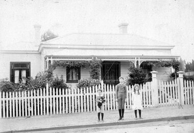 Photograph, Telford Home & Children in Scallan Street Stawell 1889
