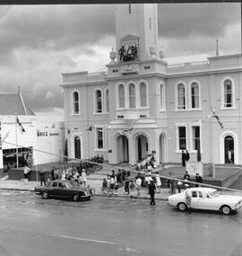 Photograph, Stawell Town Council Centenary with the Governer Sir Rohan Delecombe and Lady Delecombe arriving at the Town Hall 1970