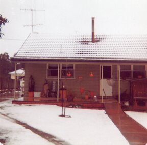 Photograph, Snow Scene at 3 Mahnke Street Stawell 1981 -- 2 Photos -- Coloured