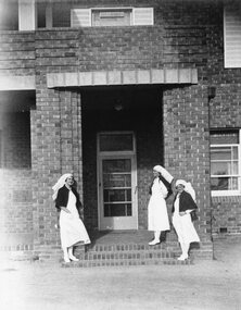 Photograph, Stawell Hospital with Sister V M Spears, Matron M L Lang & Sister A Gullan at the Portico of the new Hospital