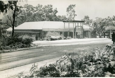 Photograph, Grampians House's Snow scene in Halls Gap July 1949
