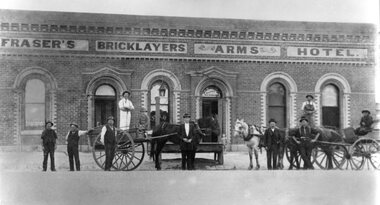 Photograph, Frasers Bricklayers Arms Hotel in Barnes Street Stawell