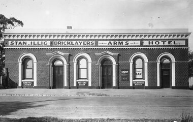 Photograph, Mr Stan Illig's Bricklayers Arms Hotel in Barnes Street Stawell