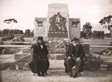 Photograph, Pioneers Memorial at Deep Lead with 100 year old Mr Edward Stephens and Mrs Stephens nee Unknown 1937
