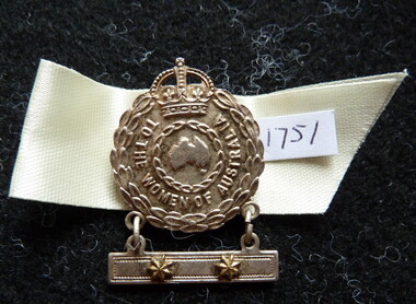 Memorabilia - Badge, c1939-1945
