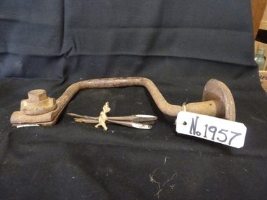Memorabilia - Realia, Metal Brace and Bits for drilling holes with simple chuck and mushroom head