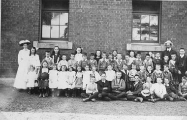 Photograph, Deep Lead Primary School Number 721 with Pupils & Teacher 1908