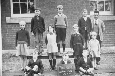 Photograph, Deep Lead Primary School Number 721 with Pupils 1934