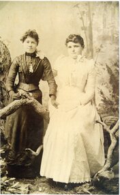 Photograph, Miss Liza Munro is one of the young ladies who trained in nursing at Warracknabeal in 1889 & then married Mr Charles Hume -- Studio Portrait