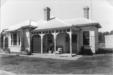 Photograph, Glenorchy Police House with the smaller building on the left of the house being the lockup 1994 -- 3 Photos