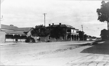 Photograph, Victoria Coffee Palace & Stawell Coffee Palace formerly the Castlemaine Hotelin Main Street Stawell from Victoria Street 1945