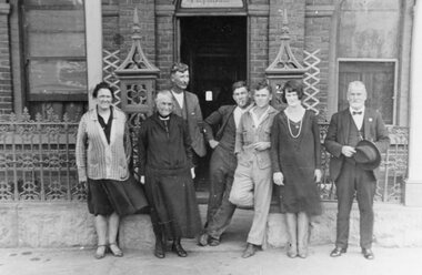 Photograph, Group of people in front of Stawell Coffee Palace, formerly the Castlemaine Hotel, 1937-1940