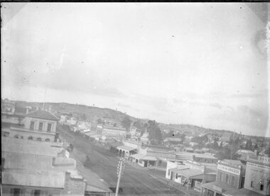 Photograph, Main Street Stawell looking towards the Post Office with Big Hill in the background 1910-1920