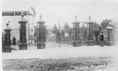 Photograph, Memorial Gates at Central Park Stawell by Wayman & Kay Foundry