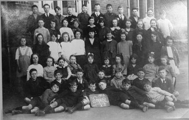 Photograph, Stawell Primary School Number 502 -- Pupils in Grade V B 1923