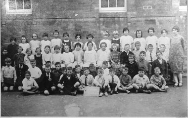 Photograph, Stawell Primary School Number 502 -- Pupils & Teacher 1926
