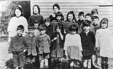 Photograph, Halls Gap Primary School Number 3058 with Students 1922