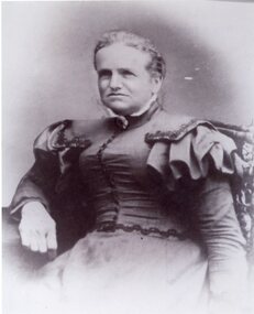 Photograph, Miss Margaret Methven - Later married John Hurnall & lived at Great Western -- Studio Portrait