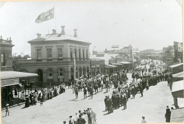 Photograph, Street Procession celebrating the end of WW1 in front of Post Office 1918