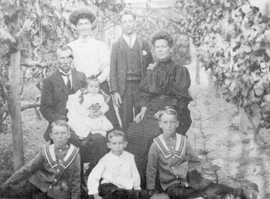 Photograph, Portrait - Illig Family Group 1906 -- Studio Portrait