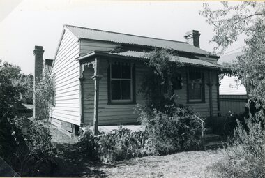 Photograph, Reputed to be Ballarat Hotel in Patrick Street Stawell. Cottage near Court House