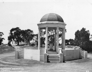 Photograph, Pioneers’ Memorial on Big Hill -- Postcard