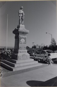 Photograph, Soldiers’ Memorial World War 1 in Main Street 1999
