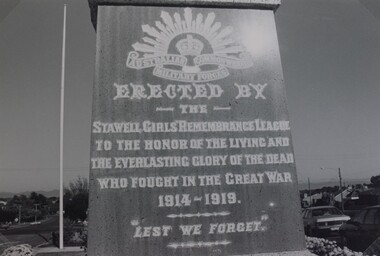 Photograph, Soldiers’ Memorial World War 1 in Main Street -- Detailed inscription 1999