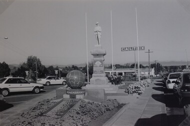 Photograph, Soldiers’ Memorial World War 1 & World War 2 in Main Street