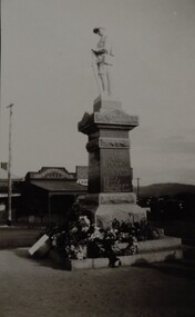 Photograph, Soldiers’ Memorial World War 1 in Main Street -- Different angle