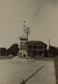 Photograph, Soldiers’ Memorial World War 1 in Main Street in front of the Coffee Palace