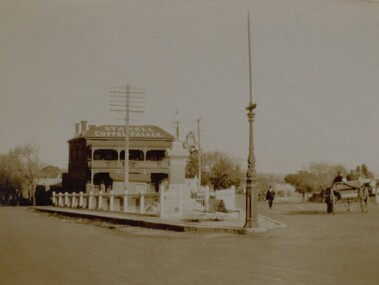 Photograph, Soldiers’ Memorial World War 1 in Main Street in front of the Coffee Palace