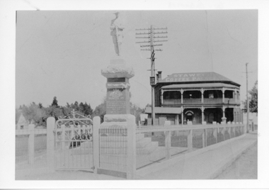 Photograph, Soldiers’ Memorial World War 1 in Main Street in front of the Coffee Palace