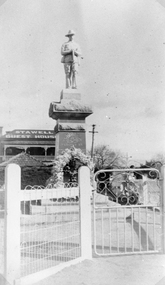 Photograph, Soldiers’ Memorial World War 1 in Main Street in front of the Stawell Guest House