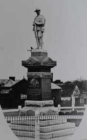 Photograph, Soldiers’ Memorial World War 1 in Main Street -- Different angle