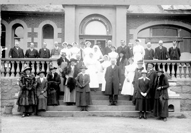 Photograph, Pleasant Creek Hospital Doctors, Nurses & Committee on front steps of hospital