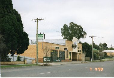 Photograph, Railway Hotel in Lower Main Street Stawell 1999 -- Coloured