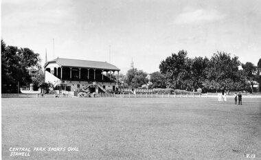 Postcard, Stawell Central Park Sports Oval with cricketers and No1 Grandstand -- Postcard